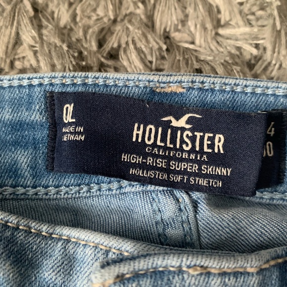 3/$20 Bundle & Save - LIGHT WASH HOLLISTER JEANS - Picture 2 of 5